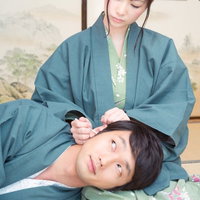 伊東温泉旅館の浴衣姿で彼女の膝枕をする彼の写真