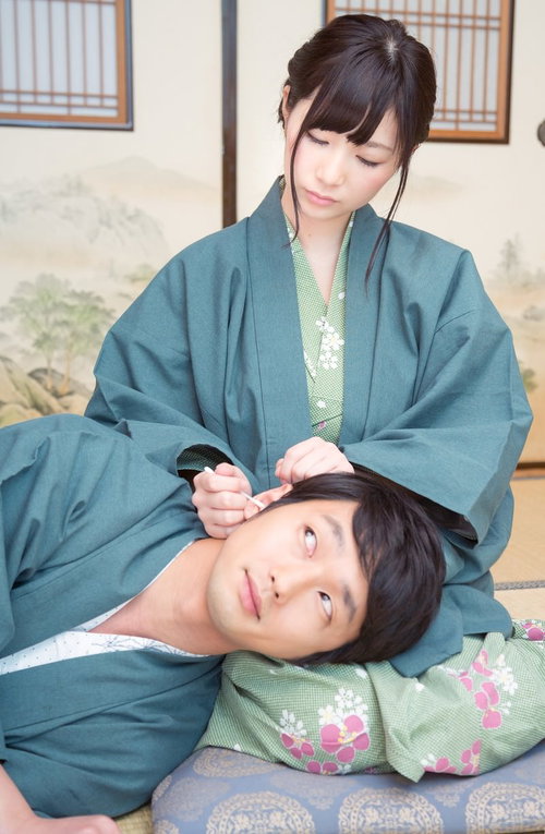 伊東温泉旅館の浴衣姿で彼女の膝枕をする彼