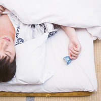 伊東温泉旅館でソロ晩酌中に寝てしまった飲兵衛の写真