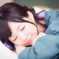 マッサージ中熟睡してしまった女性の写真