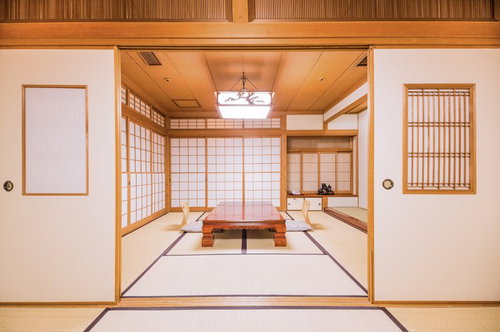 畳に低い木製テーブルと障子戸や棚がある離れの和室