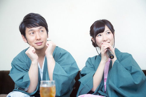 伊東温泉旅館のカラオケで熱唱する彼女を見守る彼氏