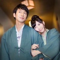 初めての伊東温泉旅館で浴衣姿のカップルがくつろぐの写真