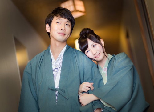 初めての伊東温泉旅館で浴衣姿のカップルがくつろぐ