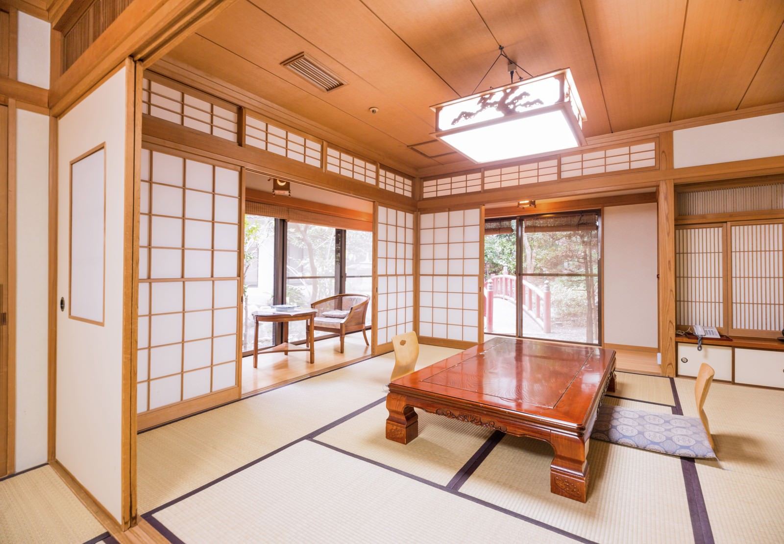 畳と座卓のある旅館の和室客室