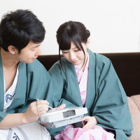 伊東温泉旅館でカラオケ中、彼女の選曲より恋の戦局を気にする策士系男子の写真