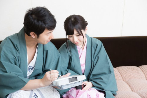 伊東温泉旅館でカラオケ中、彼女の選曲より恋の戦局を気にする策士系男子