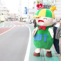 おいでよ！大原中央商店街で記念撮影する女性とゆるキャラの写真