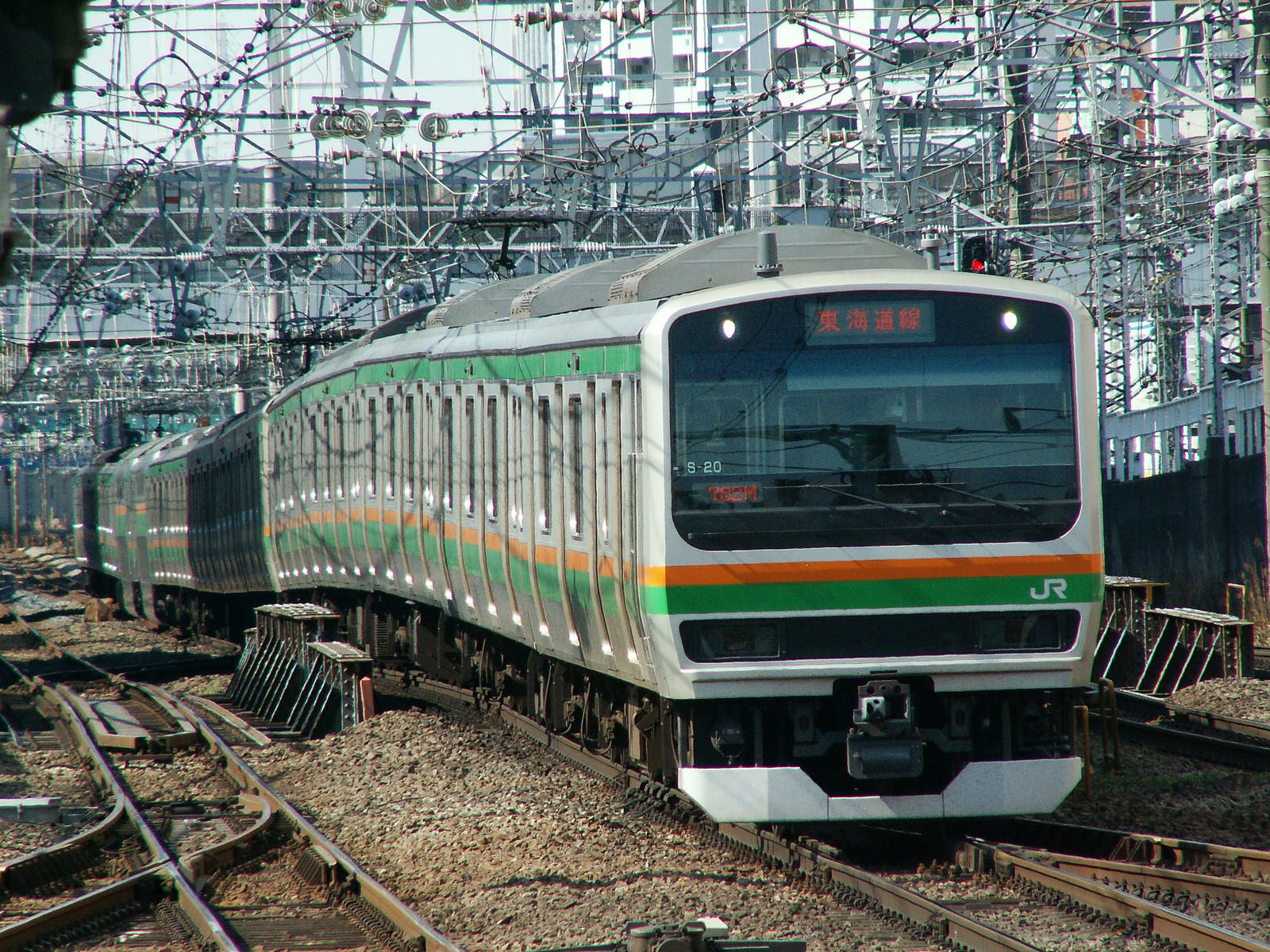 駅構内を走行するJR E231系電車