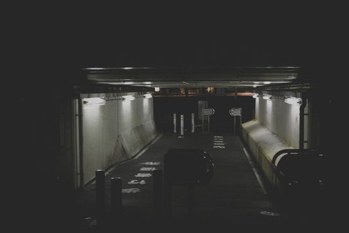 薄暗い高架下の深い通路 心霊スポット コンクリート壁の写真