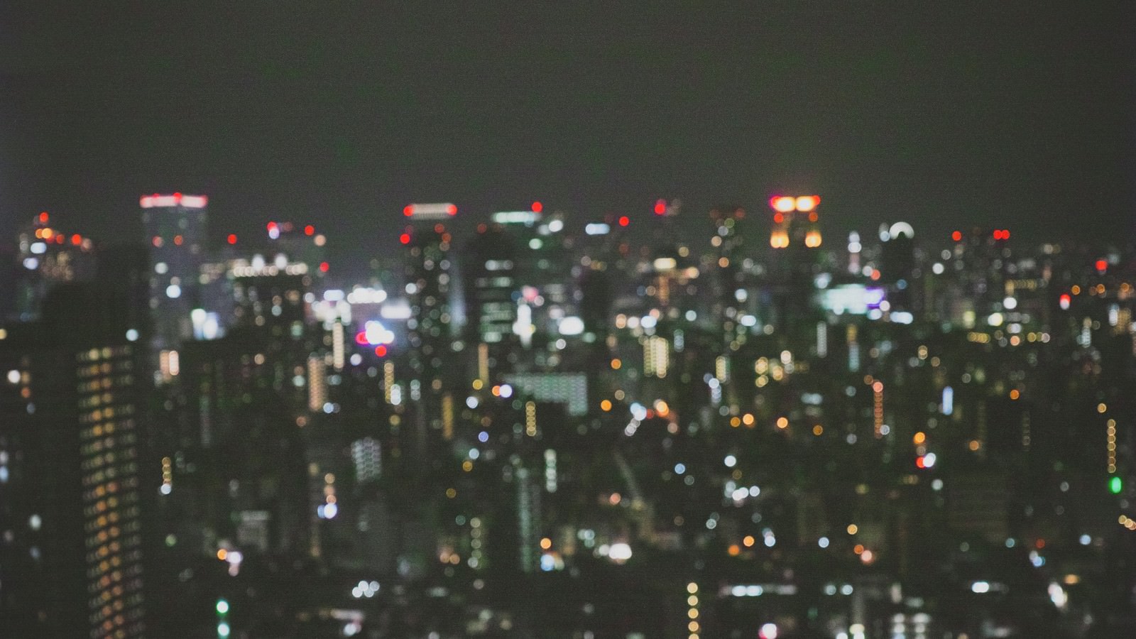 ピンボケ効果で撮影された都市の高層ビル群と夜景の明かり
