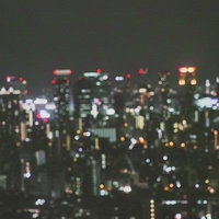 ピンボケした都会の夜景、ビル群の光と色彩の写真