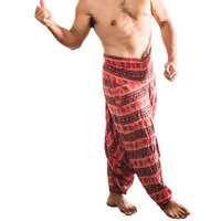 ベトナムノンラーをかぶり親指を立てるいいねポーズの男性の写真