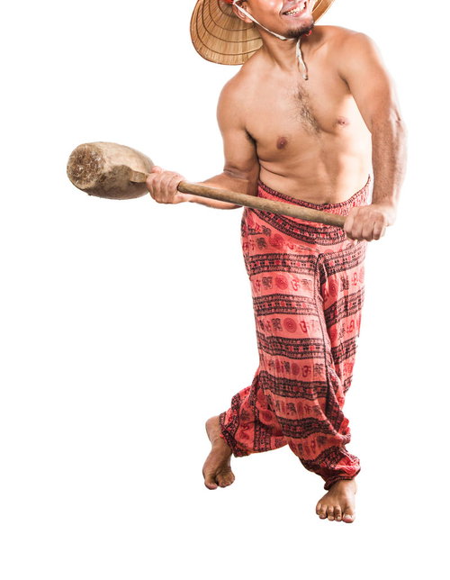 木槌を振り上げる民族衣装の男性、ノンラー笠帽子を被る