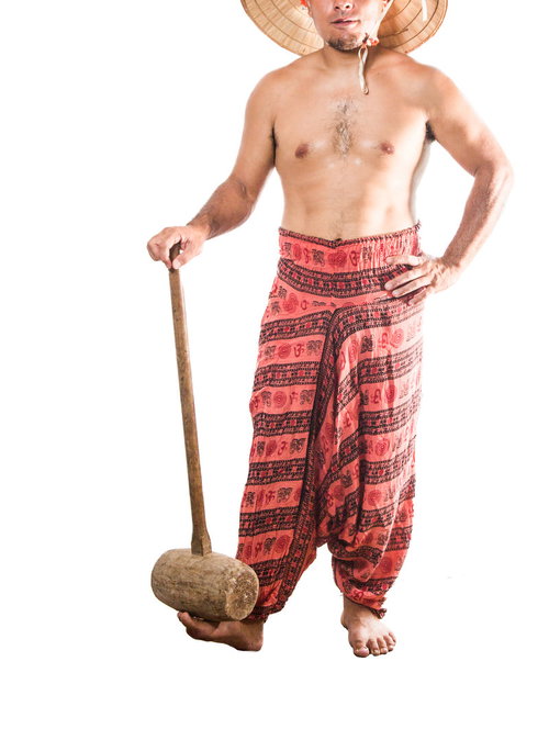 木槌を構える民族衣装の男性、笠帽子を被りアジアの伝統衣装で職人姿勢