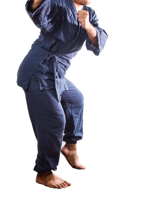 乱取りのイメージトレーニングを行う柔道部の男性