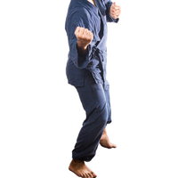 かかってこいよと喧嘩を売るファイティングポーズの男性の写真