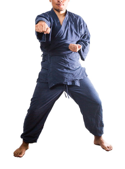 感謝を込めた正拳突き - 紺色道着を着た男性の空手ポーズ