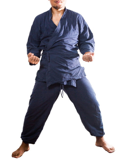 押忍！力強い正拳突きを見せる道着姿の男性