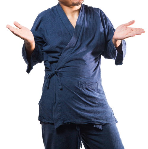 お手上げ状態の作務衣を着た男性