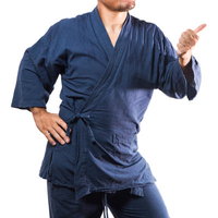 一本勝ちした生徒にいいねする柔道部師範の男性の写真