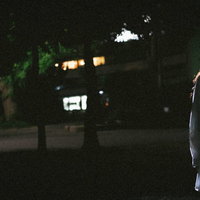 暗闇に浮かび上がる女性のシルエット写真の写真