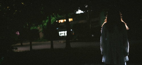 暗闇に浮かび上がる女性のシルエット写真