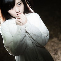 暗い魔女の森に迷い込んでしまった女性の恐怖と絶望の写真