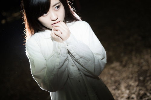 暗い魔女の森に迷い込んでしまった女性の恐怖と絶望