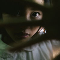 顔出しNGなんでやめてもらえますか--両手で顔を隠す女性の写真