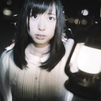 絶望的な光景を目の当たりにする暗闇の中の女性の写真