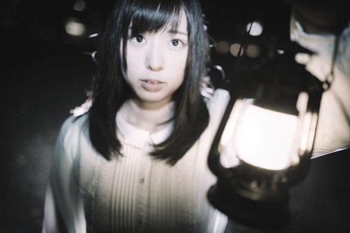 絶望的な光景を目の当たりにする暗闇の中の女性