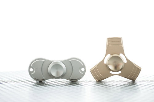 シルバーとゴールドの金属製ハンドスピナー