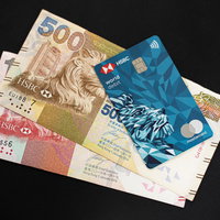 香港ドル紙幣とHSBCデビットカードの金融資産の写真