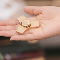 話題のハンドスピナーを手のひらに乗せた回転する様子の写真