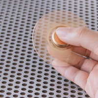 流行りのハンドスピナーを指で回す様子の写真