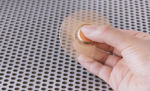 流行りのハンドスピナーを指で回す様子
