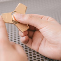 高速回転するハンドスピナーを指で回す手元の写真