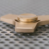 メタリックなハンドスピナーの写真