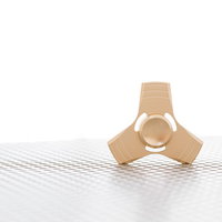 ゴールド色の金属製ハンドスピナー、3つの羽根のストレス解消おもちゃの写真