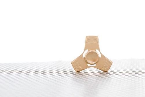 ゴールド色の金属製ハンドスピナー、3つの羽根のストレス解消おもちゃ