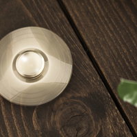 いつの間にかテーブルで回している中毒性の高い玩具、ハンドスピナーの写真
