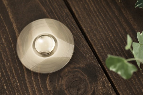 いつの間にかテーブルで回している中毒性の高い玩具、ハンドスピナー