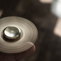 片手で簡単に回せる金属製のハンドスピナーの写真