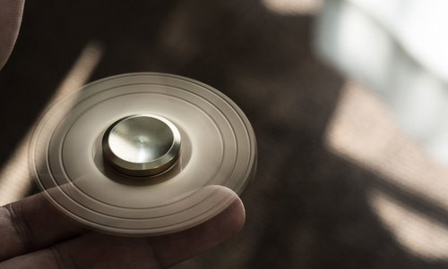 片手で簡単に回せる金属製のハンドスピナー