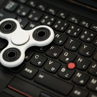 PC作業の合間にハンドスピナーで気分転換の写真