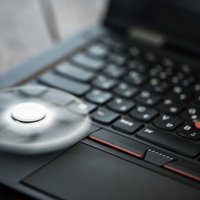 エンジニアのデスク上、ハンドスピナーとキーボードの写真