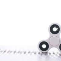 3つ穴のハンドスピナー、ベアリング内蔵で高速回転の写真