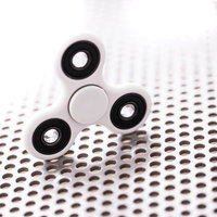 ストレス解消が期待できる白いハンドスピナーの写真