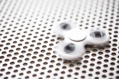 高速回転するハンドスピナー（シャッタースピード1/80）